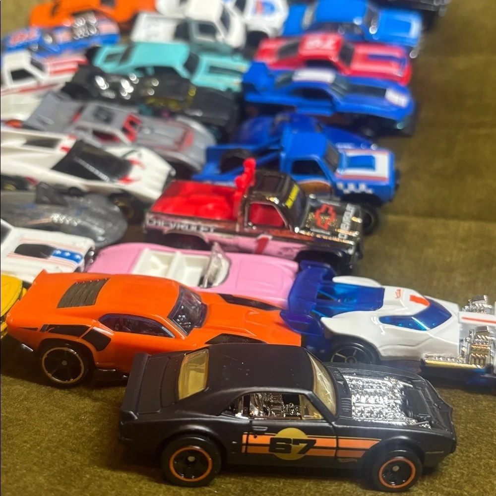 lot of 35 loose pre owned and played with hot wheels cars will not split
